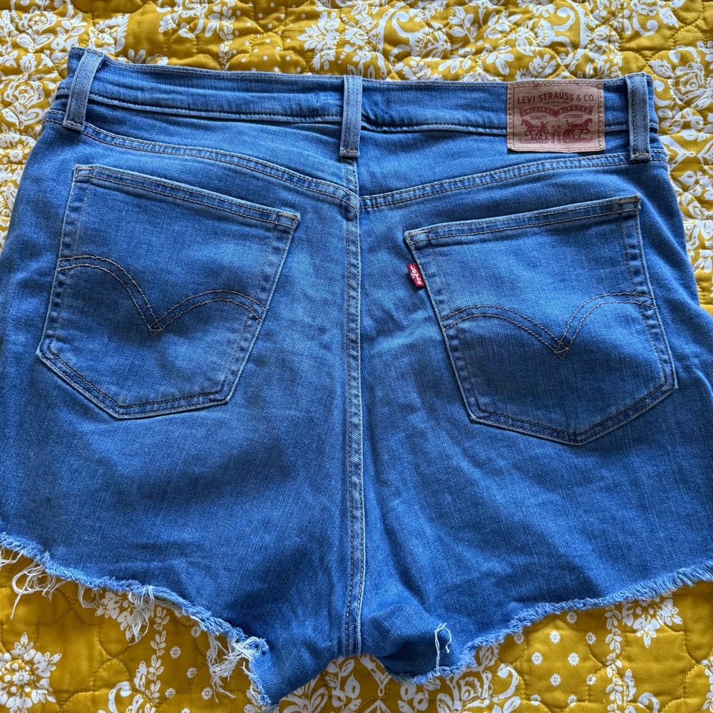Levis High Rise Shorts - Picture 3 of 5